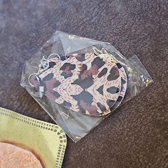 3/$30 Pink Glitter and Leopard Print Teardrop Dangle Hook Earrings - Picture 3 of 4